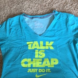 Women’s Nike short sleeve shirt.